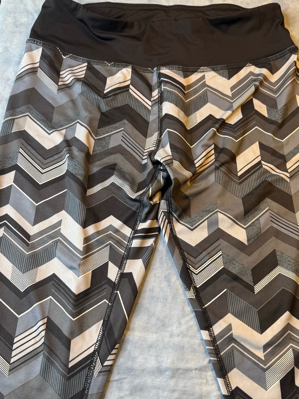 Chevron Pattern Leggings in Black and Gray RBX capris